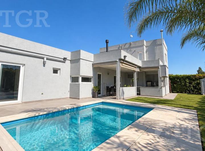 Casa · 145m² · 6 Ambientes · 2 Cocheras