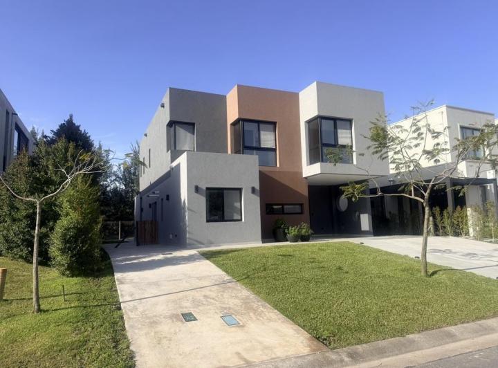 Casa · 248m² · 5 Ambientes · 2 Cocheras