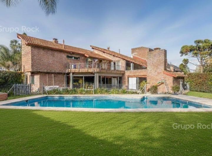 Casa · 1300m² · 10 Ambientes · 4 Cocheras