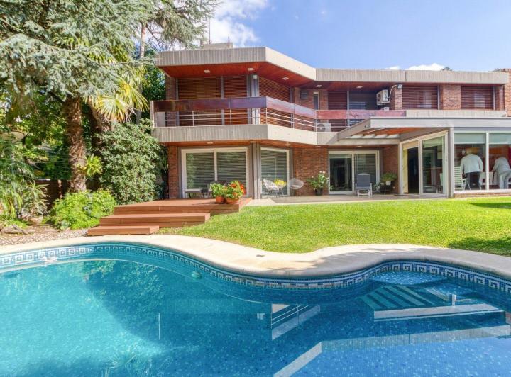 Casa · 388m² · 6 Ambientes · 2 Cocheras