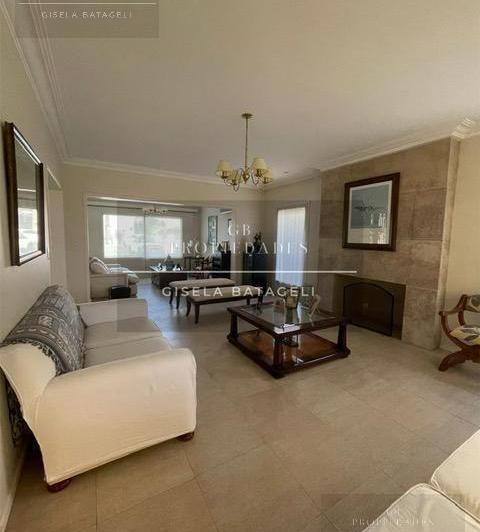 Casa · 354m² · 5 Ambientes · 4 Cocheras