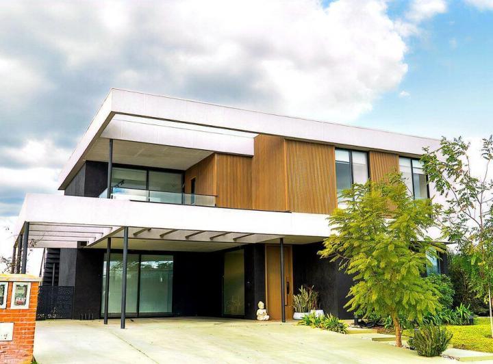 Casa · 220m² · 5 Ambientes · 2 Cocheras