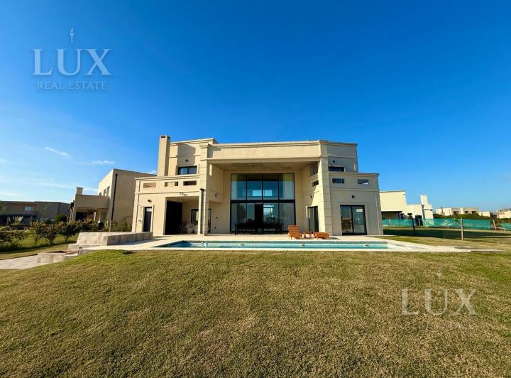 Casa · 900m² · 6 Ambientes
