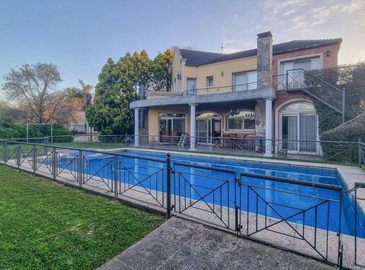 Casa · 328m² · 6 Ambientes