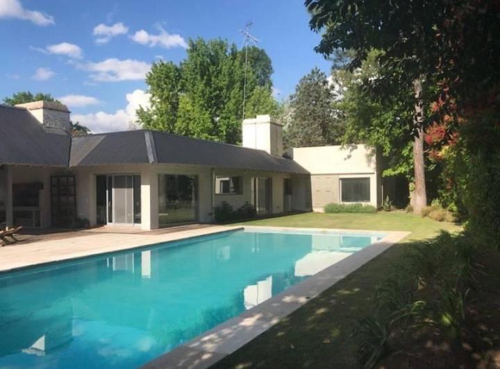 Casa · 230m² · 6 Ambientes · 2 Cocheras