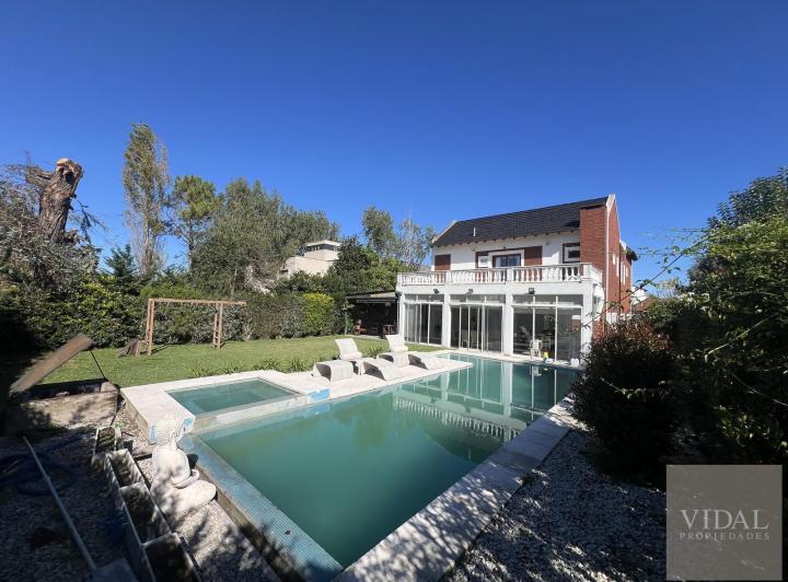 Casa · 315m² · 6 Ambientes · 4 Cocheras