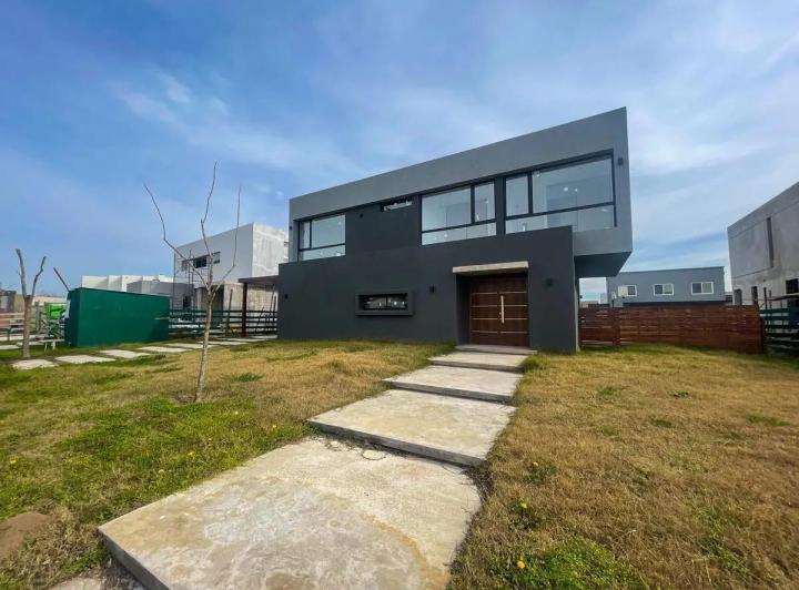 Casa · 173m² · 5 Ambientes · 2 Cocheras