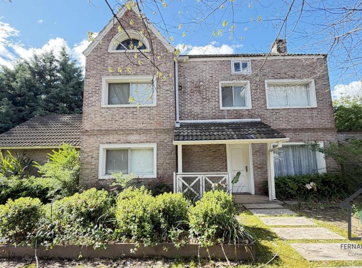 Casa · 222m² · 7 Ambientes · 1 Cochera
