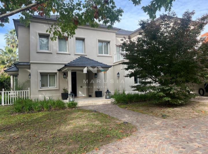 Casa · 420m² · 6 Ambientes · 1 Cochera