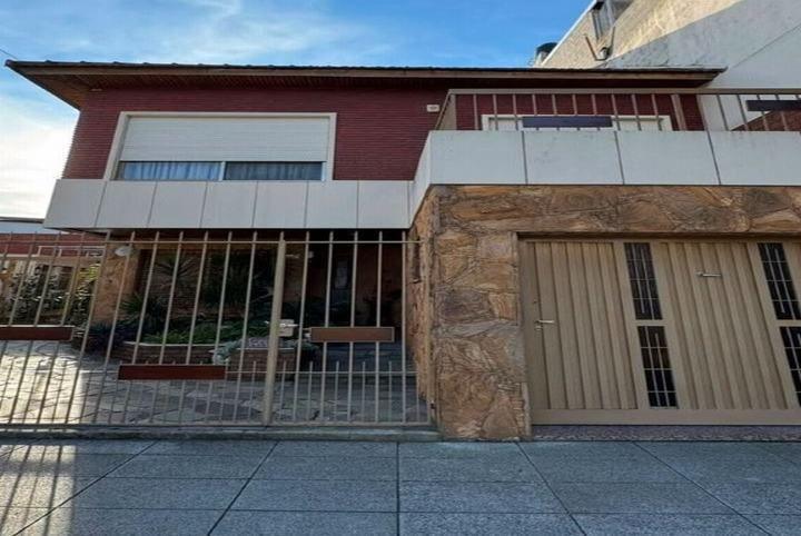 Casa · 110m² · 4 Ambientes · 2 Cocheras