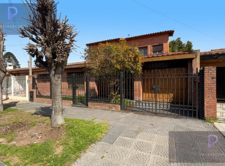 Casa · 200m² · 5 Ambientes · 2 Cocheras