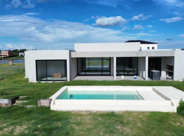 Casa · 290m² · 5 Ambientes · 4 Cocheras