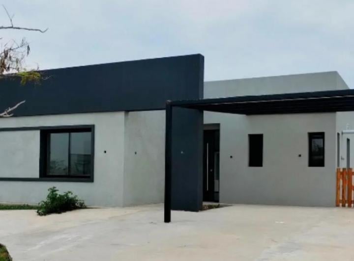 Casa · 850m² · 5 Ambientes · 4 Cocheras