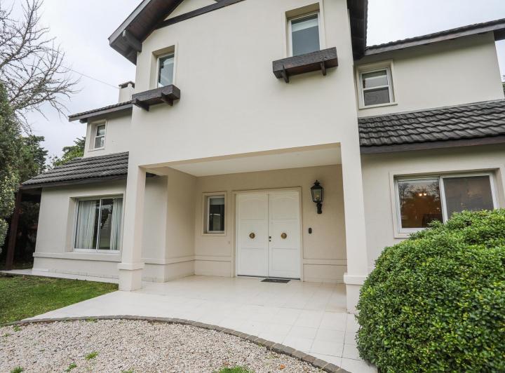 Casa · 160m² · 5 Ambientes · 2 Cocheras
