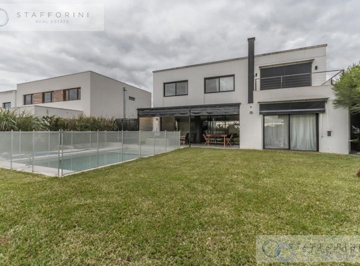 Casa · 181m² · 4 Dormitorios · 1 Cochera