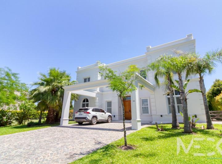 Casa · 370m² · 5 Ambientes · 2 Cocheras