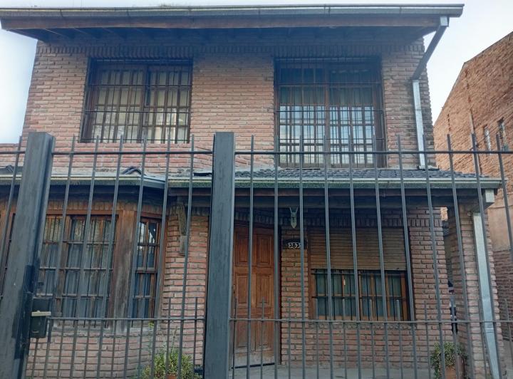Casa · 140m² · 6 Ambientes · 2 Cocheras