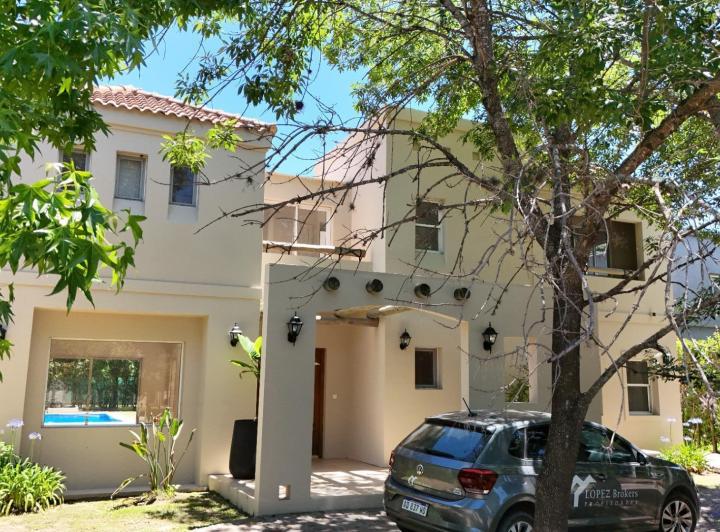 Casa · 265m² · 6 Ambientes · 4 Cocheras