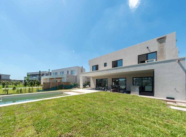 Casa · 240m² · 6 Ambientes · 4 Cocheras