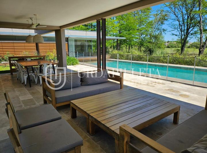 Casa · 320m² · 5 Ambientes · 2 Cocheras