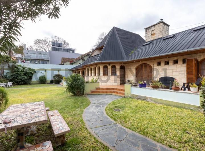 Casa · 379m² · 7 Ambientes · 6 Cocheras