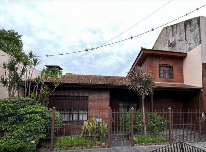 Casa · 180m² · 6 Ambientes · 1 Cochera