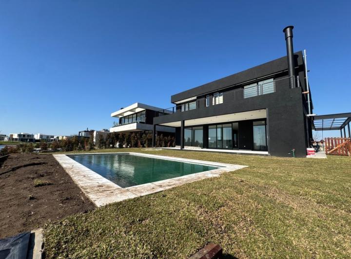 Casa · 321m² · 6 Ambientes · 1 Cochera