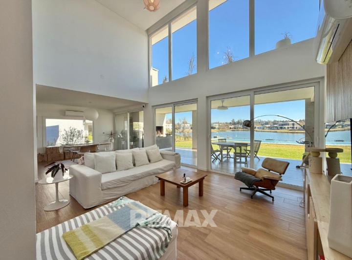 Casa · 254m² · 5 Ambientes · 3 Cocheras