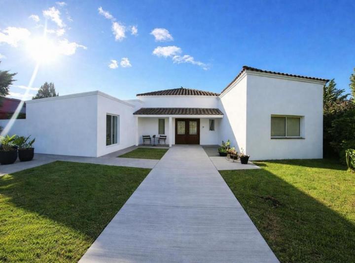 Casa · 200m² · 5 Ambientes · 4 Cocheras
