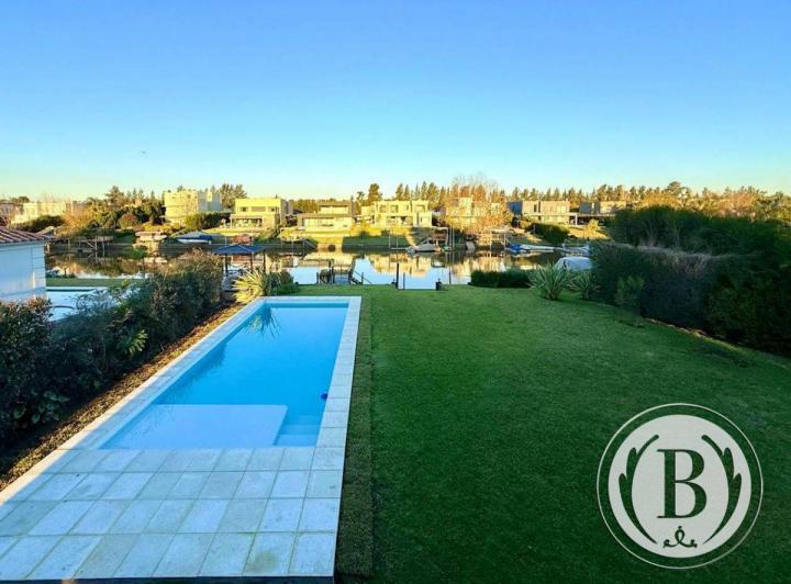 Casa · 195m² · 5 Ambientes · 3 Cocheras