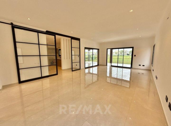 Casa · 221m² · 6 Ambientes · 3 Cocheras