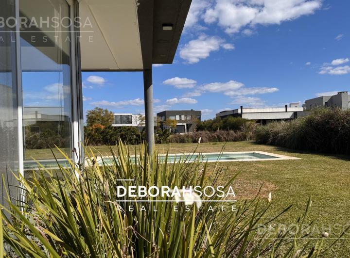 Casa · 216m² · 5 Ambientes · 4 Cocheras