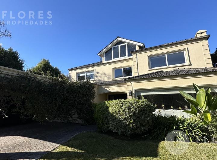 Casa · 425m² · 8 Ambientes · 2 Cocheras