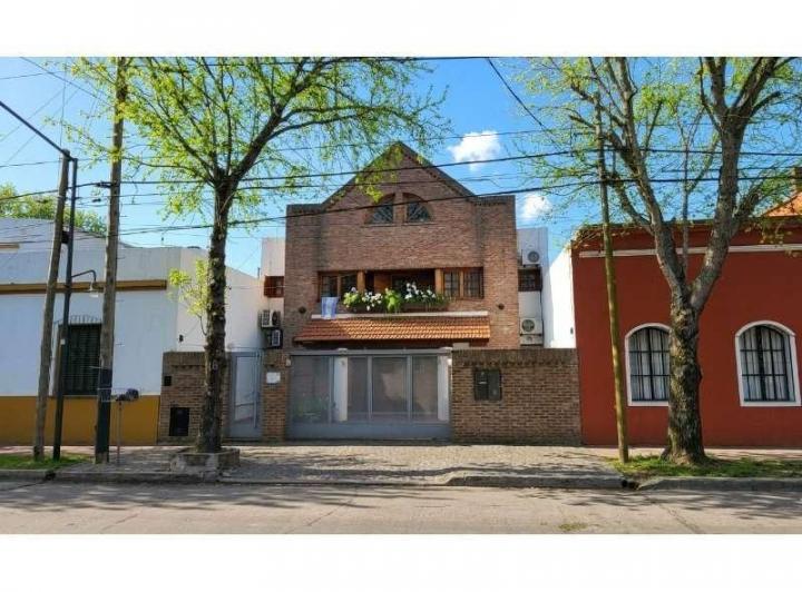 Casa · 260m² · 5 Ambientes · 1 Cochera