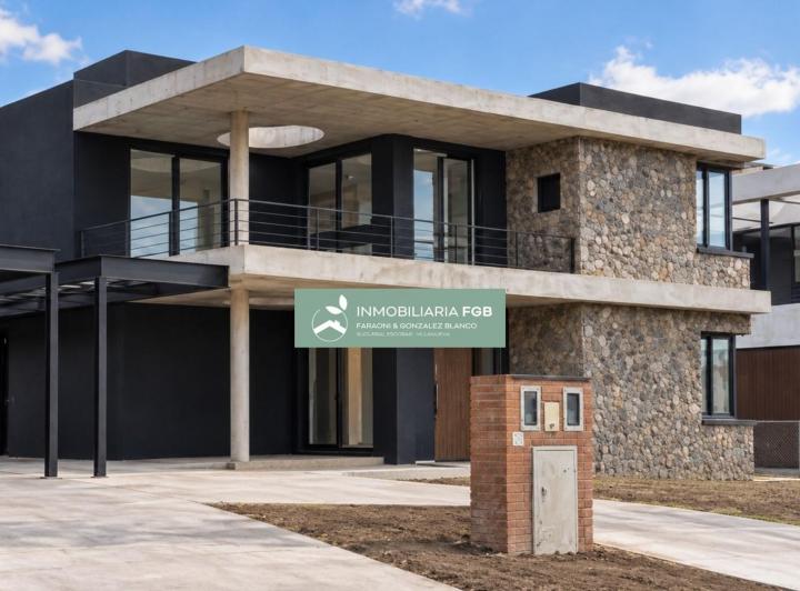 Casa · 321m² · 8 Ambientes · 2 Cocheras