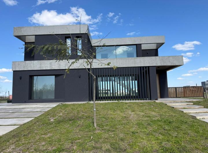 Casa · 192m² · 4 Ambientes · 5 Cocheras