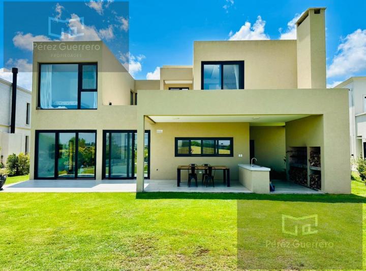 Casa · 265m² · 6 Ambientes · 4 Cocheras