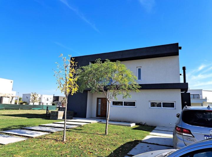 Casa · 210m² · 5 Ambientes · 2 Cocheras