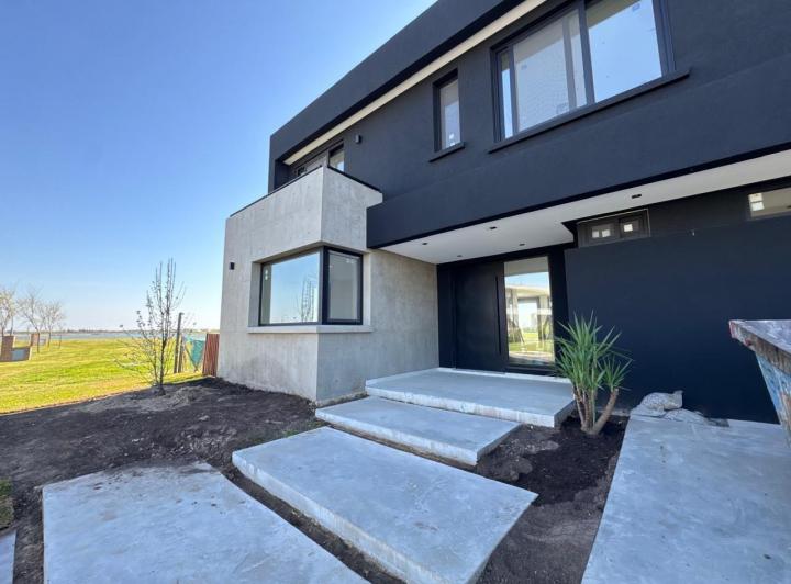 Casa · 324m² · 6 Ambientes · 1 Cochera