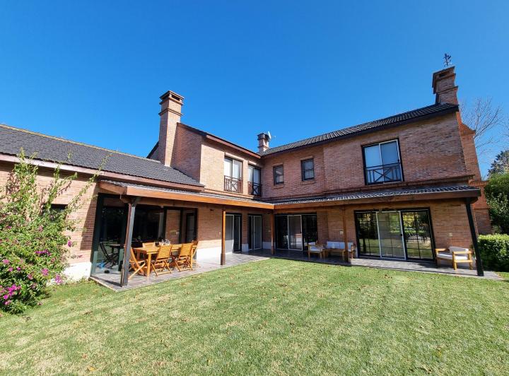 Casa · 385m² · 10 Ambientes · 1 Cochera