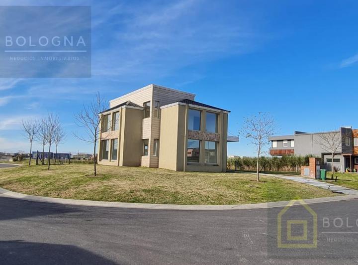 Casa · 240m² · 5 Ambientes
