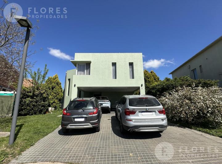 Casa · 324m² · 5 Ambientes · 4 Cocheras