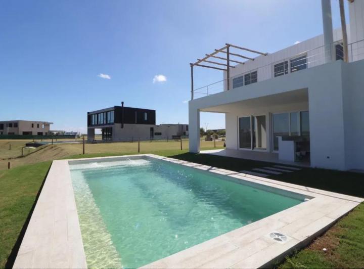 Casa · 280m² · 5 Ambientes · 2 Cocheras
