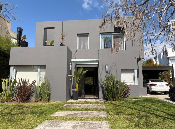 Casa · 242m² · 7 Ambientes · 4 Cocheras