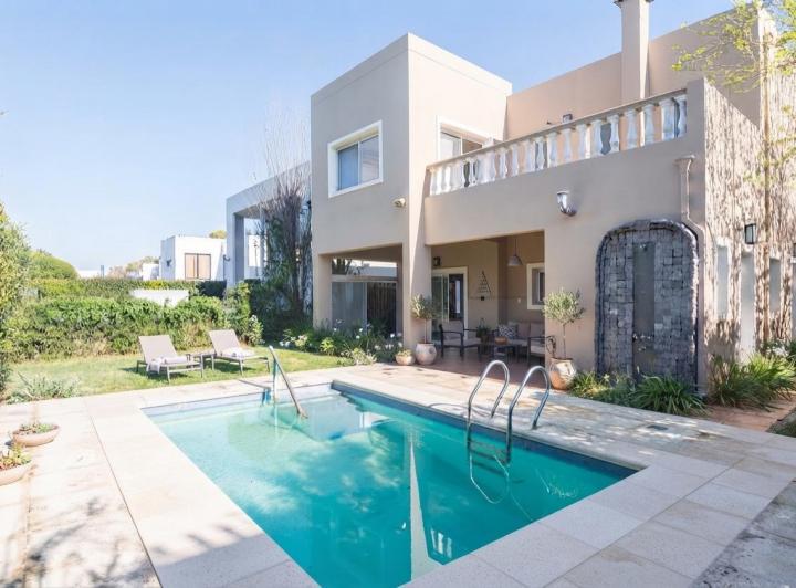 Casa · 198m² · 5 Ambientes · 2 Cocheras