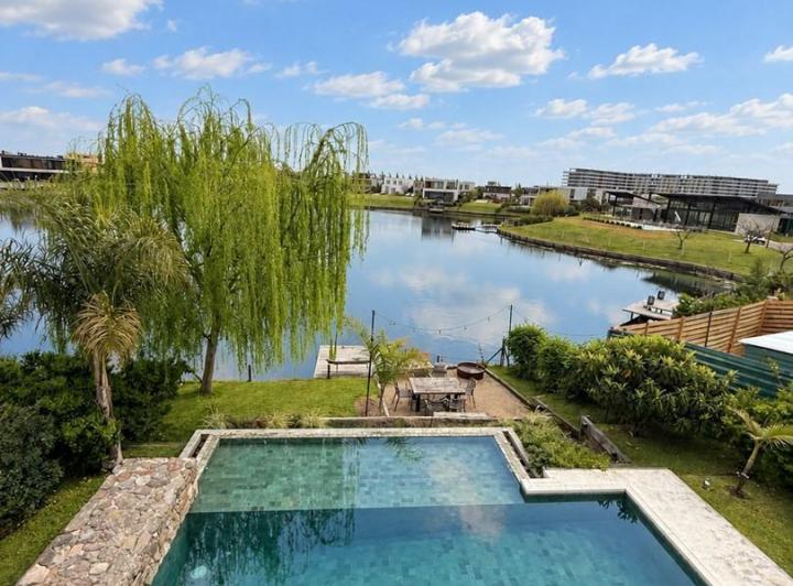 Casa · 425m² · 6 Ambientes · 1 Cochera