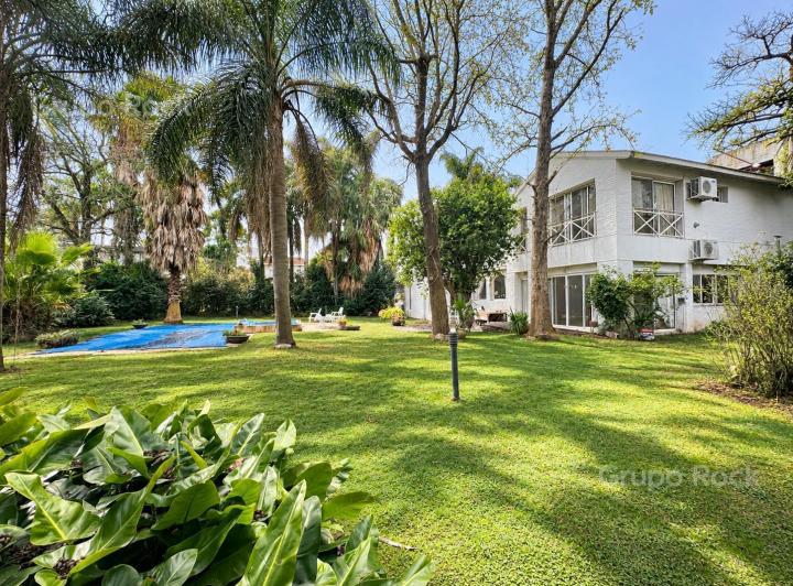 Casa · 1050m² · 5 Ambientes · 5 Cocheras