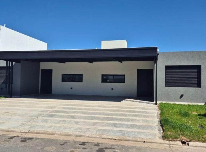 Casa · 100m² · 3 Ambientes · 2 Cocheras