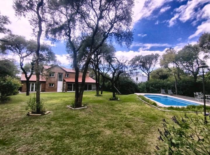 Casa · 360m² · 4 Ambientes · 5 Cocheras