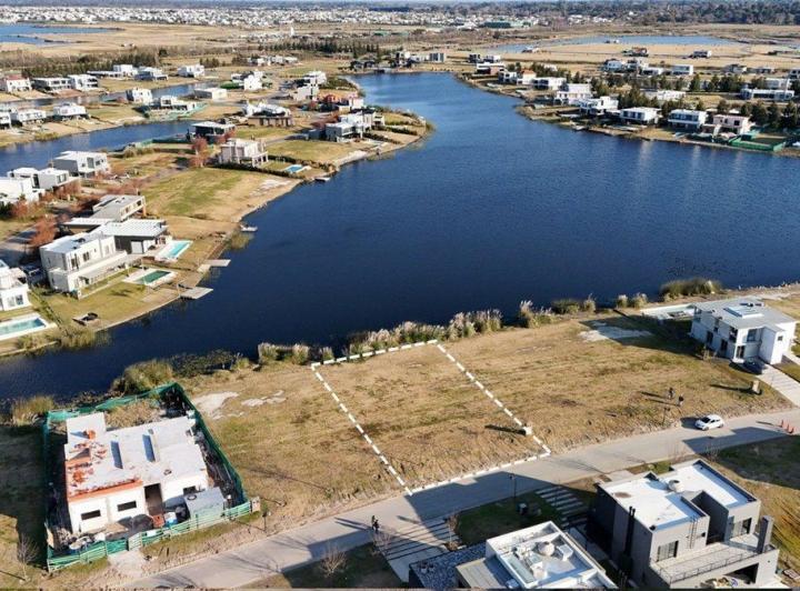 Terreno · 851m²